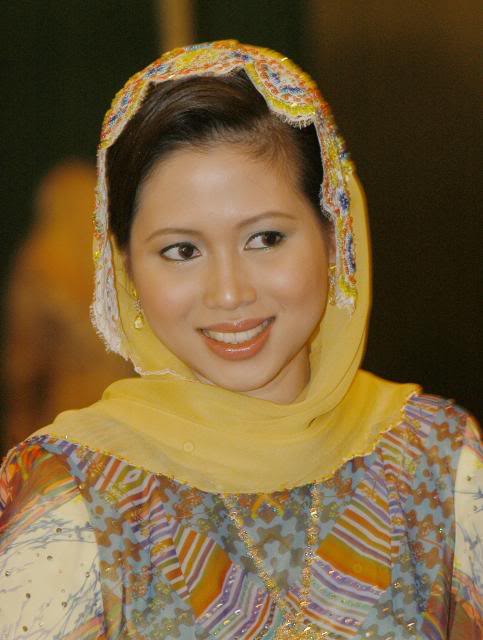Sultan Brunei dan Azrinaz Mazhar  :.Cerita Aku Dan 